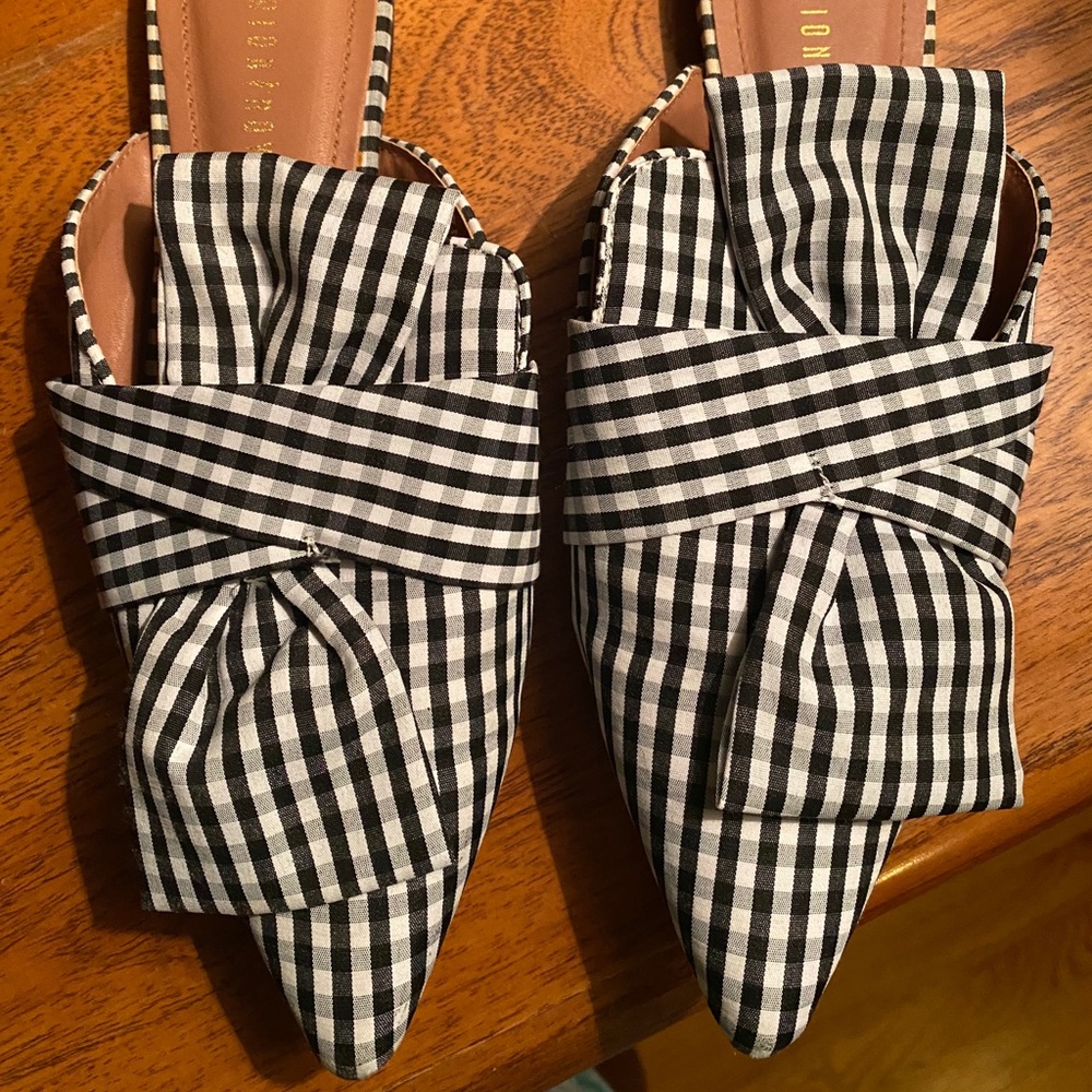 Pointy checkered mules with bow decor